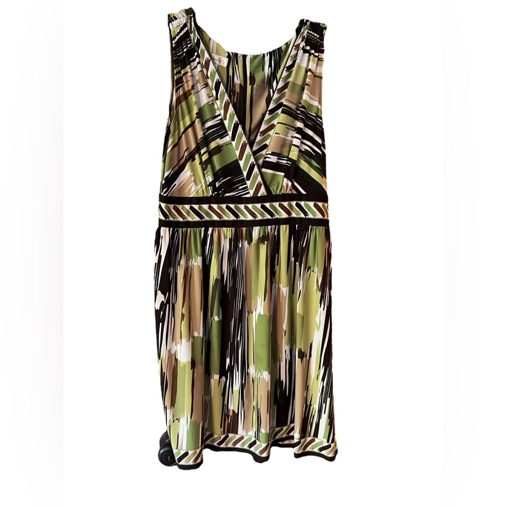 EUC~ Dressbarn Empire waist, A-line dress, sleeveless with a V-neckline. Size 14